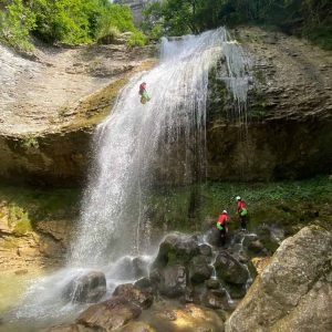 Randonneurs près d’une cascade dans le canyon aux rochers.