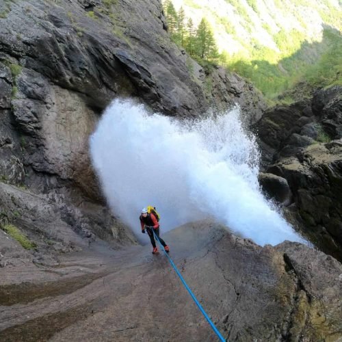 Descente sur roches avec corde et eau.