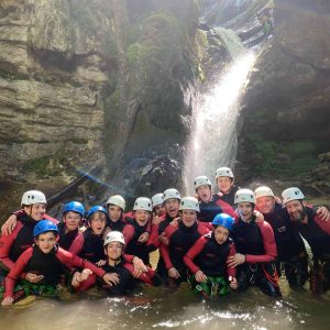Activité de canyoning pour groupes près de Grenoble. Aventurez-vous dans une gorge avec cascade et e.