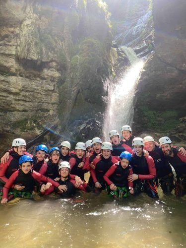Groupe de canyoning en sortie près de Lyon avec casques et gilets.