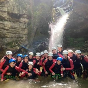 Groupe de canyoning en sortie près de Lyon avec casques et gilets.